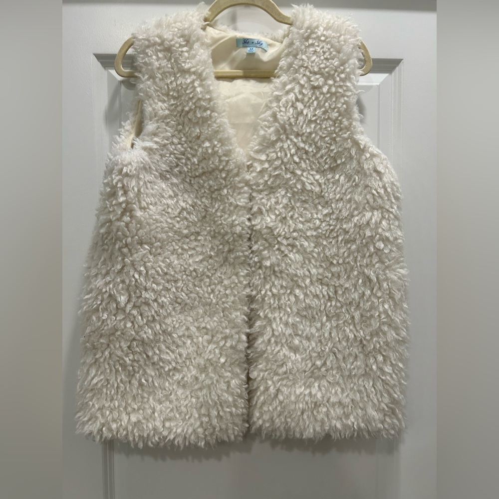 She + Sky Off White Faux Fur Vest Size Medium - Has 2 Hooks for Closure